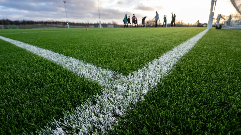 Kommunen bör därför prioritera herrfotbollen och samarbeta med företag för att generera mer intäkter. Större bidrag till fotbollsklubbarna hade förbättrat dem med organisation och akademi, menar insändarskribenten.