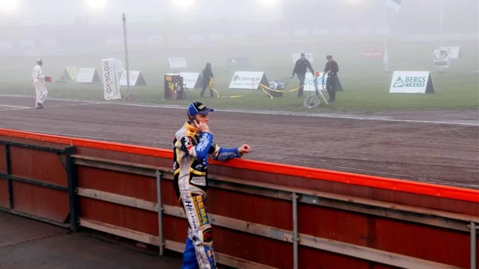 Piraternas förare Linus Sundström ringer och meddelar att matchen är inställd.