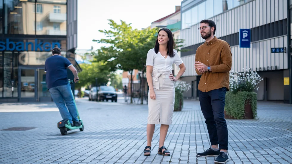 Under lördagen arrangerar Corren valdebatt mellan Linköpingspartierna på Farbror Melins torg, utanför Handelsbanken. Reportrarna Julia Djerf och Dennis Petersson håller i taktpinnen. "Vi kompletterar varandra bra. Jag har mer scenvana, men Dennis har rapporterat mer om kommunvalet än jag", säger Julia Djerf.