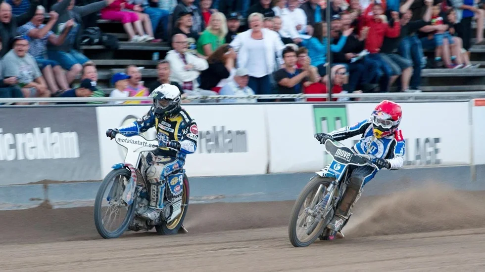 Vetlanda 20130723 Speedway Elitserien Vetlanda - Piraterna



( Foto: Matthias Lobsien, Pic- Agency.com) Nyckelord Keywords : speedway, Elit Vetlanda, Vetlanda MS, Piraterna, vit Piraterna Speedway Greg Hancock omkörd på mållinjen i avgörande skiljeheat om bonuspoängen av röd Elit Vetlanda Speedway Jaroslaw Hampel