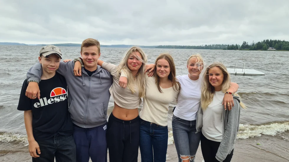 Här några av ungdomarna som byggt badbryggan och rensat upp vid badplatsen i Örnabben. Fr v Arvid Vikström, Tore Svarvare, Nelly Thurén, Alma Öberg, Alise Öberg och Tuva-Li Hultgren Öhman. I bakgrunden badbryggan de byggt.
