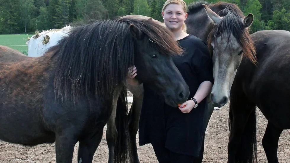 Mikaela Gustavsson, aktuell som grundare av företaget Wagram här tillsammans med gårdens hästar.