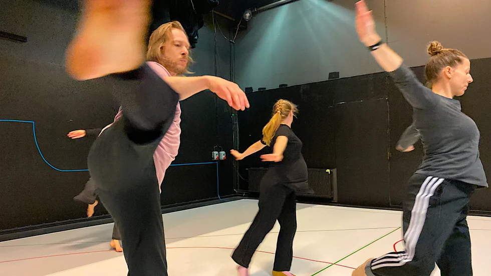 Danskollektivet In Action har premiär på den interaktiva föreställningen "Myller" på Teater Bråddgatan 34 på söndag. Bara en föreställning är planerad, eventuellt en till om den blir fullbokad. Publiken kommer att röra sig bland dansarna.