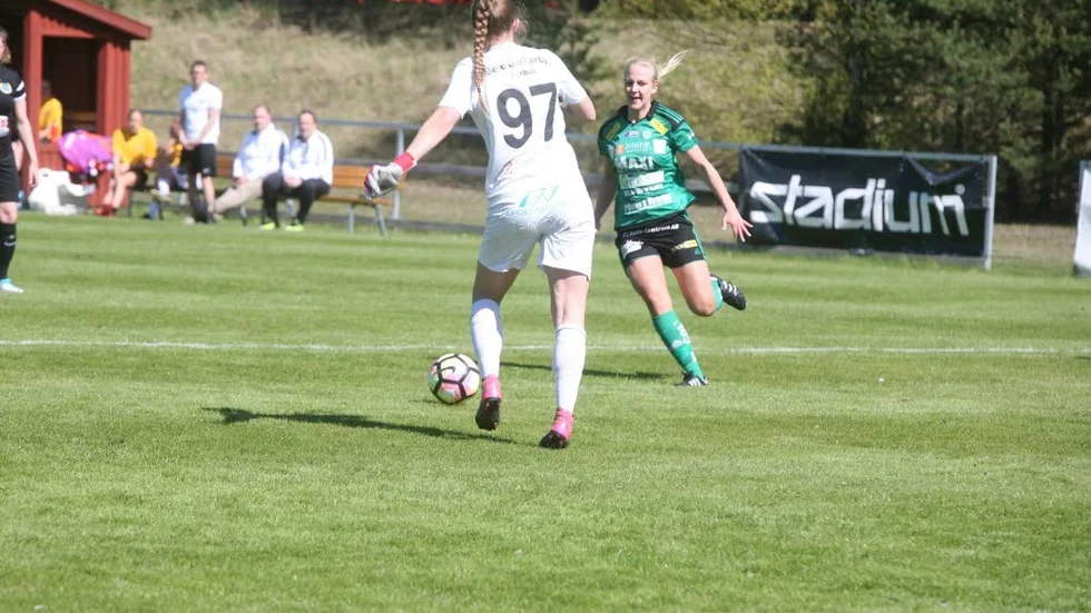 ESK:s Sara Peltokangas i kamp med en Bele/Barkarby-spelare. Bele/Barkarby vann med 4–1.