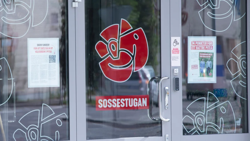 Socialdemokraten i Piteå som kandiderar till kommunfullmäktige lämnar sina interna förtroendeuppdrag i partiet efter att det framkommit att han är dömd för olaga hot.
