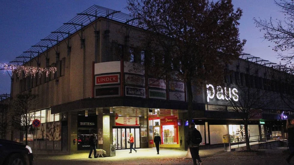 Paushuset. "Hur får vi fler framgångsrika butiker till centrum?" Det skriver Bengt Forslin och konstaterar samtidigt:  "Det måste finnas mer handelsytor så att butikerna kan ge draghjälp åt varandra. NE har förhandlat bort 3 000 kvadratmeter handelsytor på Pausparkeringen. Paushusets renovering skjuts fram fem år i tiden. Då har Lindex och Dressman försvunnit ..."
