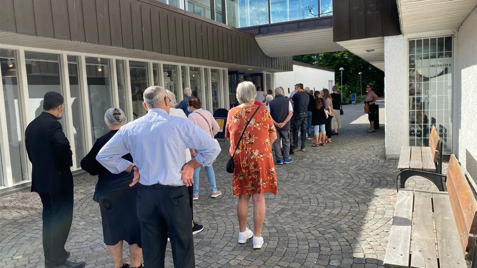 Många ville förtidsrösta första dagen. Alla partiers valsedlar fanns dock inte i alla lokaler vid öppningen eftersom partierna inte hade fått komma in i förväg för att lägga fram sina valsedlar. Partierna har nu fått löfte om att detta inte ska hända på valdagen.