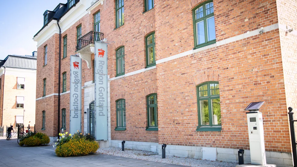 En anställd inom grundskolan har stängts av från sitt arbete i en månad.