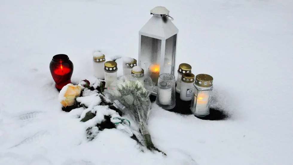 Perugatan. På platsen som tidigare var avspärrad av Polisen ligger ni blommor och tända ljus.