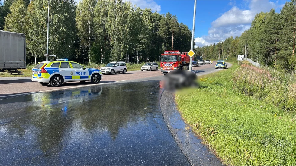 En motorcykel och en lastbil ska vara inblandade i olyckan.