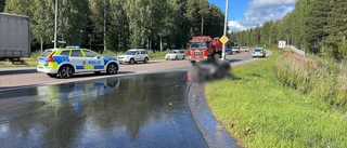 Motorcykel och lastbil i krock på Torsgatan – en person till sjukhus