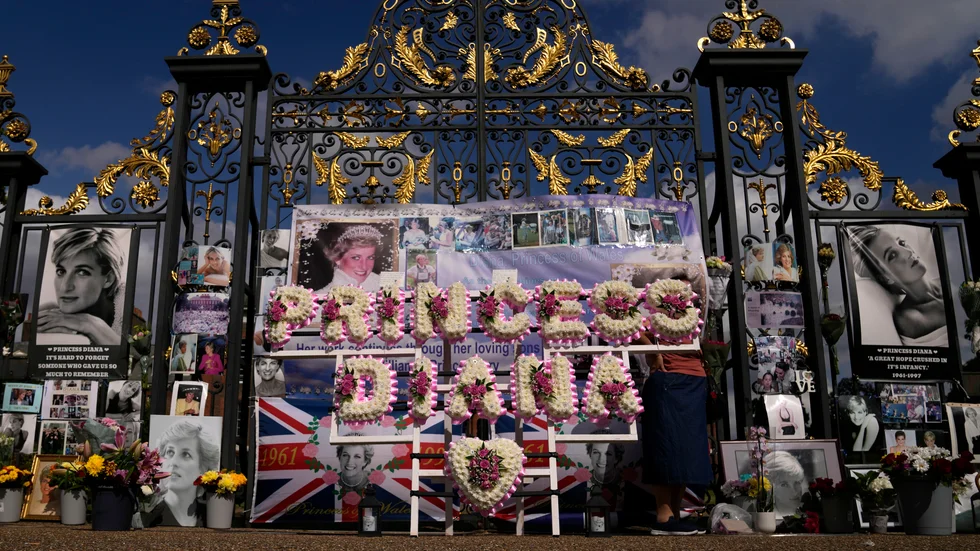 Blommor och bilder utanför Keningston Palace i Hyde Park i centrala London på onsdagen.