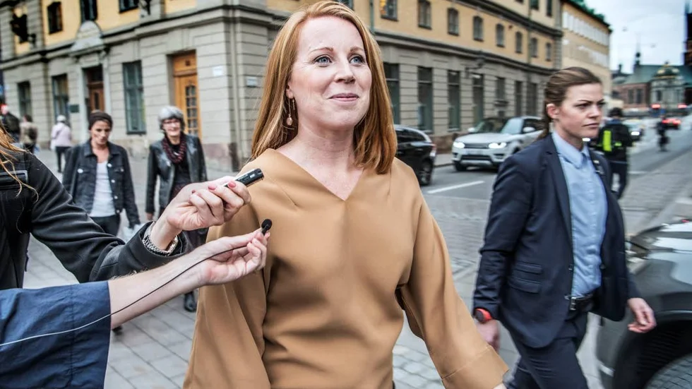 Annie Lööf bör släppa sin principfasthet och prioritera Alliansen.
