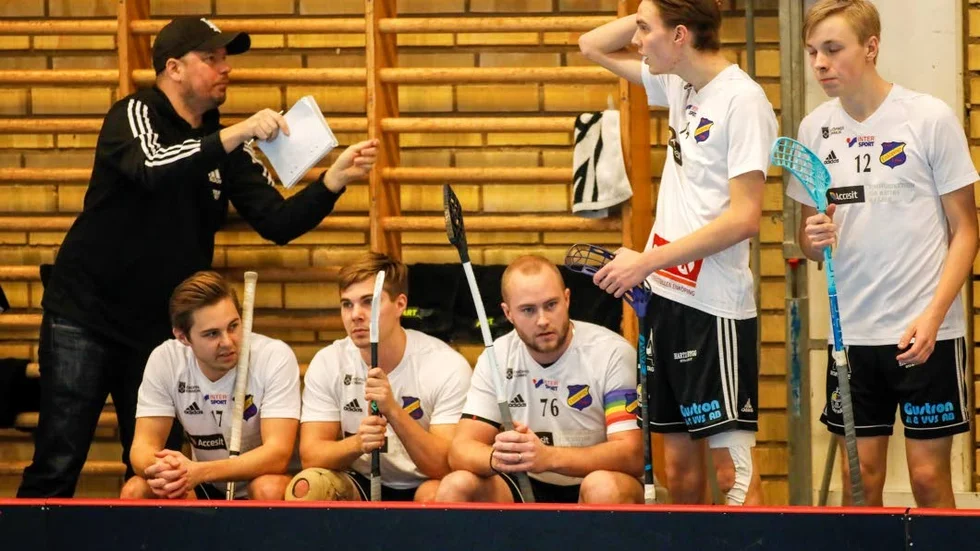 Läget ser tufft ut för EIBK och Andreas Olosson som just nu bygger truppen inför kommande säsong.