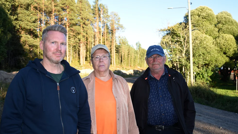 Andreas Holtrin, Birgit Flodström och Bengt Brännholm bor i Ale. Byborna reagerar över att vägbelysningen kommer att släckas ned i stora delar av byn.