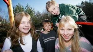 Svårt att vara sig själv. Ester Hartmann, Mattias Svensson, Pontus Klint och Malin Hendelberg går i samma klass. De tycker att det är viktigt att våga vara sig själv, även om det är svårt ibland.
