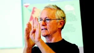 Bottenfärger. Erik Björn-Rasmussen lobbar för användningen av koppar i båtbottenfärg. Han menar att koppar är naturligt medan ersättningsfärgerna innehåller gifter som man har liten kontroll över.  Foto: Elin Lundholm