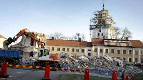 Klart för nybygge. 40-talshuset i kvarteret Prosten är rivet. Här blir det ett nytt hus med sex trerumslägenheter för runt  6500 kronor i månaden. I bakgrunden huset på Västra Kyrkogatan som ska byggas om och ge tio lägenheter.Foto: Anders Liljegren