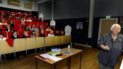 Stöd för barn. Vad händer med barnen när mamma och pappa dricker för mycket? Många barn lever i missbrukarfamiljer och får inte det stöd de behöver. Hur man kan upptäcka och stötta dessa barn,  berättade Elisabeth Hagborg, fil mag i socialt arbete, under en föreläsning på gymnasiet i tisdags.Foto:: Anders Liljegren