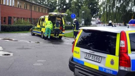 Strax efter klockan nio i går morse krockade en cykel och en personbil i korsningen Holländaregatan- Karstorpsvägen i Västervik. Foto: Anders Steiner