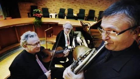 Kammarmusikföreningen con amores höststart blev högklassig, både genom musikvalet och gästartisterna. Från vänster violinisten Nils-Erik Sparf, pianisten Bengt Forsberg och hornisten Sören Hermansson. Foto: Ellen Kindstrand