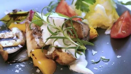 Innegrillat. Blandade grönsaker grillas i panna och bjuds med kyld ingefärssås som en fin avslutning på grillsommaren.Foto: Dan Strandqvist