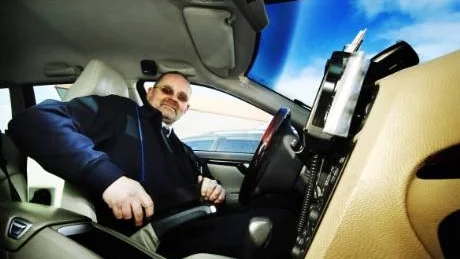 - Jag kör så gott som alltid med bilbältet på, men visst händer det att man glömmer bort det någon gång. Eller hoppar över det vid kortrare sträckor i centrum, säger taxichauffören Roger Oskarsson.Foto: Ellen Kindstrand