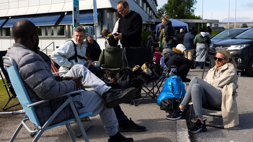 Priset på nationella id-kort sänktes i våras när väntetiderna för pass var mycket länga. Här ser personer köa för tillfälliga pass vid passpolisen på Arlanda i juni. Arkivbild.