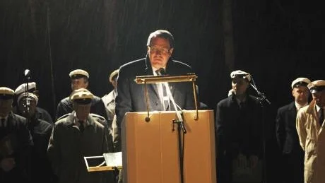Med ett stilla vårregn i luften och Västerviks manskör i bakgrunden vårtalade Christer Lenner i Gunnebo. Han gladde sig åt företagets framgångar och berömde vad han kallar för "Västerviksandan.Foto: Ilkka Ranta