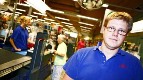 Johan Jansson på ICA i Gamleby märker av turisttillströmningen under sommarmånaderna.