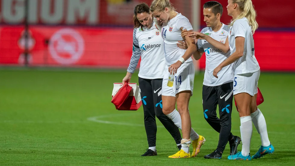 Storstjärnan Ada Hegerberg fick ledas av planen skadad när Norge säkrade en VM-biljett.
