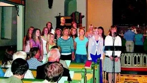 Gärdestad i kyrkan. Ungdomskören som bjöd på en mässa med Gärdestadslåtar i Överums kyrka.