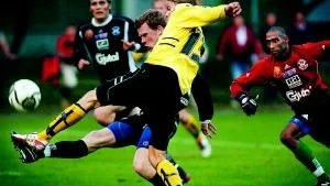 Tre mot en. Oscar Möller satte Hultsfreds försvar på svåra prov. Han ses han i närkamp med tre motståndare. Han till vänster är Jonas Johansson och han till höger Mikael Karlsson. Foto: Matilda Ahl
