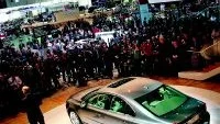 Bilsalong. "Men den här bilen ska vi erövra många kunder från våra konkurrenter", försäkrade Volvo Personvagnars chef Fredrik Arp efter att ha avtäckt nya S80 vid bilsalongen i Geneve.  Foto: Rolf Gildenlöw