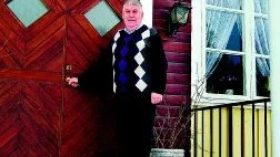 Hemma på Slottsmon. I den före detta skolan i Ålhult har Sven-Allan och Gun-Britt gott om plats att samla vänner och familj.