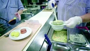 Klagomål. En dam som bott på Annagården är missnöjd med maten där, för ett par veckor sedan säger hon att de boende matstrejkade eftersom maten var så dålig "efter det har det blivit bättre. (Bilden är tagen på landstingets produktionskök och har inget med texten att göra.)Arkivbild: Anders Liljegren