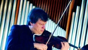Gästledare. Ulf Walin är Camerata Nordicas förste gästledare sedan förra året. Efter Västervikskonserten drog han och ensemblen direkt vidare till Stockholm för att idag spela på en stor internationll kongress om Europas framtid. Arnold Schönbergs Erklärte Nacht har en speciell roll i sammanhanget Foto ANDERS LILJEGREN