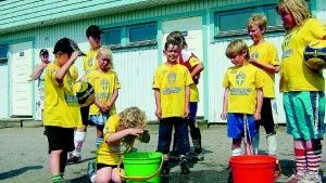 Svalka. Det var många som passade på att svalka sig i hettan i går i Gunnebo där 53 barn hade full fart på såväl träning som matcher på fotbollsskolan under hela dagen. Linnéa Silverå och många flera passade på att kyla av sig i pauserna. Foto: MARGARETA LJUNGBLAD