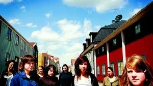 Tjejstöd. Maria-Therese Lundberg, Frida Eklind Schultz, Emma Habbe, Rebecca Jonsson, Camilla Svensson, Linnéa Girdland Flink Maria Tyrebrant och Emelie Jansson har bildat en kvinnogrupp som till att börja med kommer att fokusera på att få igång en tjejjour i Västervik. Tjejjouren ska förutom att vara någon att ringa till för att få stöd också erbjuda promenadsällskap hem på nätterna. Foto: Matilda Ahl