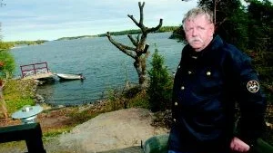 Sotarmästare. Matti Lindfors har gått i pension efter nästan 50 år som sotare och nu ska han njuta av livet vid havet i huset i Åldersbäck. FOTO: ANDERS LILJEGREN