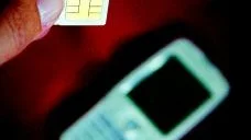 Litet och viktigt. Sim-kort, mobiltelefoner och telefontrafik  är vad kammaråklagare Gunilla Öhlin använder för att leda i bevis hur de fem åtalade i knarkrättegången haft samröre med varandra. Foto: Matilda Ahl