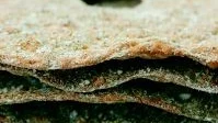 En njutning. Kavla noga så att bröden inte blir för tjocka. Använd gärna kruskavel. Prova nybakat varmt knäckebröd med smör. En sann njutning. Foto: Monika Gottfridsson