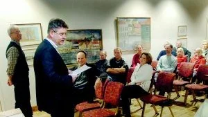 Informationsmöte. Kultur- och fritidschefen Lars Danielsson redogjorde för projektet om allvädersbanor när kultur- och fritidsförvaltningen inbjöd till friidrottsmöte.                                                                                                                                                                                                                    Foto: ANDERS LILJEGREN