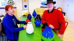 Svenskamerikan med konstglas. Bill Geary visar sitt rundade och vackert färgade konstglas på Galleri 55. Med på bilden är även hans hustru Margareta Geary. Foto: Anders Steiner
