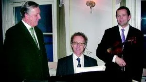 Gladde publiken. De tre som gladde publiken på Gränsö slott i går eftermiddag. Från vänster Leif Rosenblad som kåserade om Gränsö historia och liv. I mitten Henrik Bergion där han också satt hela konserten, vid flygeln.  Till höger Mikael Wenhov, konsertens violinist.