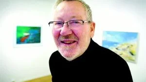 Vernissage i dag. I Västervik visar Bengt Bergström nu sitt estetiska måleri. Förr arbetade han som lärare och har även haft en egen jazztrio med namnet Bergströms trea.  Foto: Anders Steiner