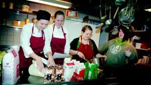 Bagare. Mimmi Lowejko, Therese Henriksson, Maria Lindmark och Clara Rutter bakar kladdkakor, snickerskakor, kärleksmums andra chokladkakor inför lördagens "ChokoDiem" på Fogden. Foto: Anders Liljegren