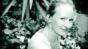 Hemma i bygden. Kicki Bengtsson Ahlm har sommarledigt från sitt jobb på nyhetsredaktionen Aktuellt vid Sveriges Television sedan hon slutat sitt spännande jobb att bevaka världen som utrikesreporter vid SVT.