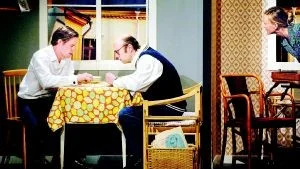 Regnrock på. Nacka (Daniel Sjöberg) ska till VM i Brasilien och hans föräldrar är som sig bör lite oroliga. Det blir pappa Josef (Uffe Larsson) som får tala allvar med honom, men mamma Linnea (Petronella Wester) ligger på. "Ja, vi vill inte att det ska bli några fler Margitar - regnrock på!"Foto: Matilda Ahl