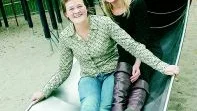 Skriver om synd. Elin Lindell och Lisa Bjärbo har skrivit en bok om vad barn tycker är en dödssynd. Boken heter Stora Syndboken. Foto: Jonas Ekströmer/Scanpix